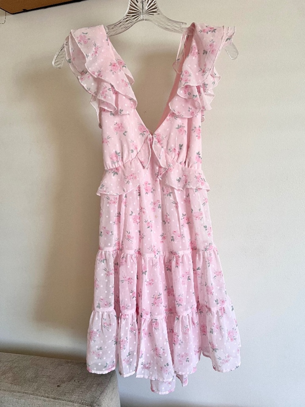 🪞 NWT ruffle trim v neck sleeveless dress in pink dotted floral